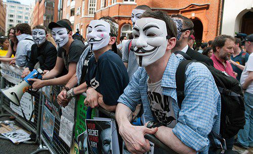 伦敦街头现"面具怪客" 白金汉宫前游行抗议(图)