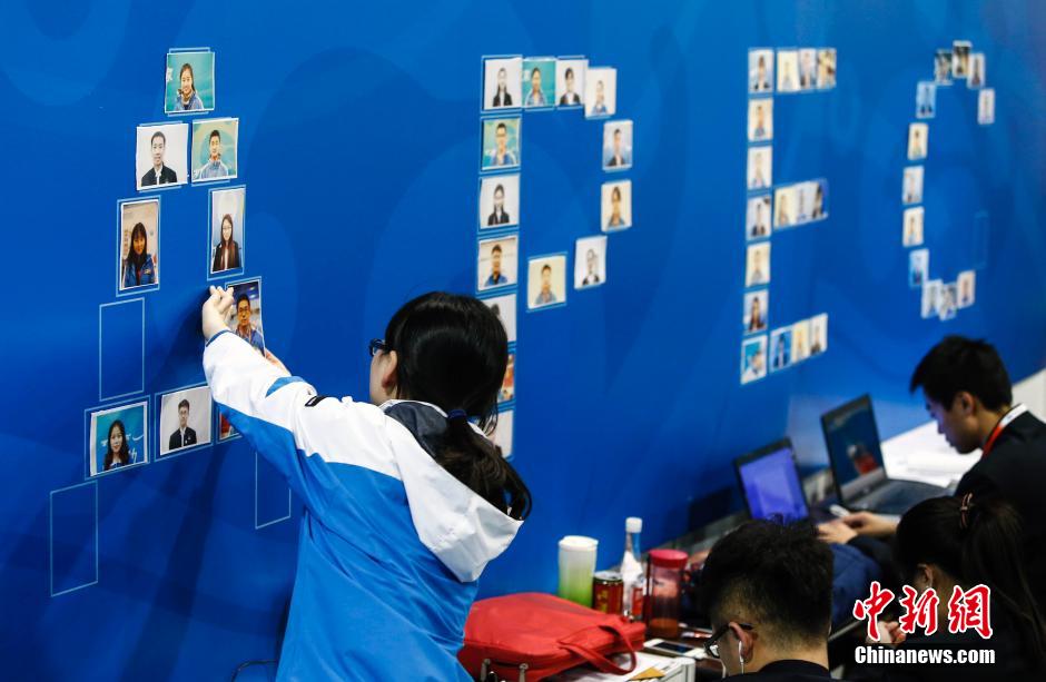 APEC领导人会议周启幕 志愿者拼出笑脸墙【2】