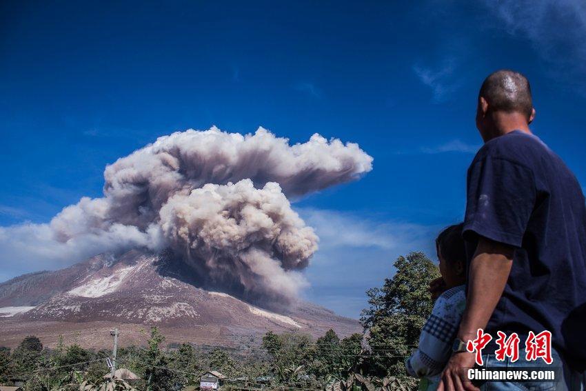 印尼锡纳朋火山喷发 浓烟似黑云压境