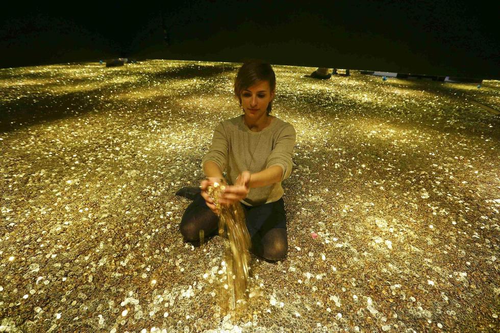 瑞士艺术展览堆满硬币 游客“掉进钱堆”