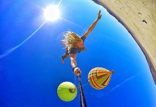 美极限爱好者秀绝技 在高空热气球间“荡秋千”