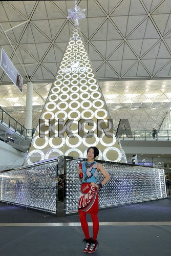 巨型圣诞树香港机场迎客 由百万颗水晶打造
