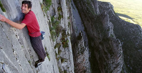 美国男子徒手爬上墨西哥762米高悬崖 创世界记录
