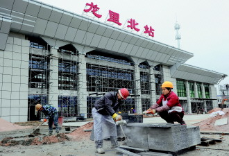 1000多名工人在贵广高铁龙里北站进行收尾工程施工。 　　　　　本报记者　谢强　见习生　周图钦　摄