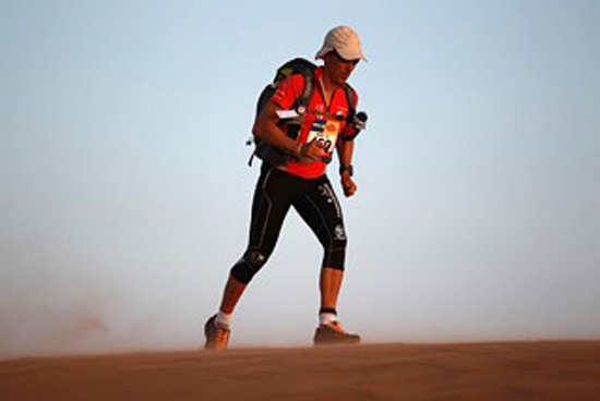 沙漠马拉松选手迷路10天 饮蝙蝠血行291公里获救