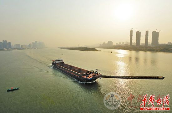湘江长沙枢纽全面蓄水通航 2000吨级货轮满载可畅行