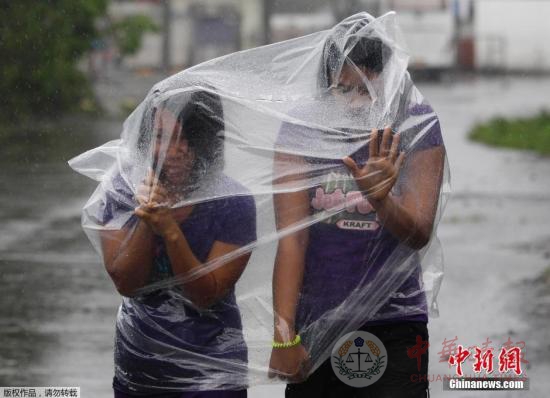 台风侵袭菲律宾致多地失联 房屋屋顶被吹飞