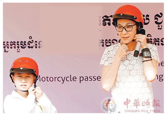 杨紫琼到访柬埔寨 做公益流露母爱