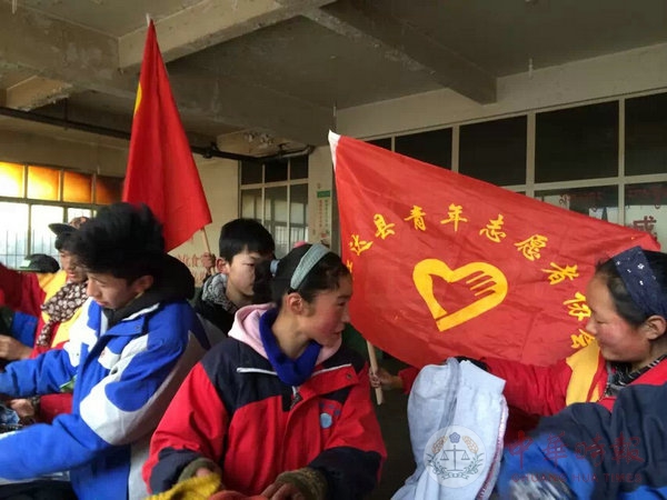 西藏江达县志愿者爱心捐赠该县二中800衣物