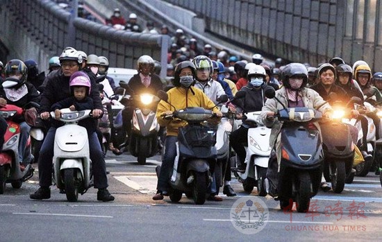 台湾修订交规 骑摩托车、开车抽烟或被罚款