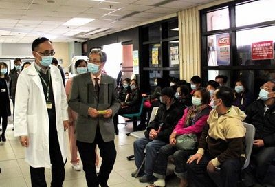 香港医管局主席梁智仁探访公立医院医护人员
