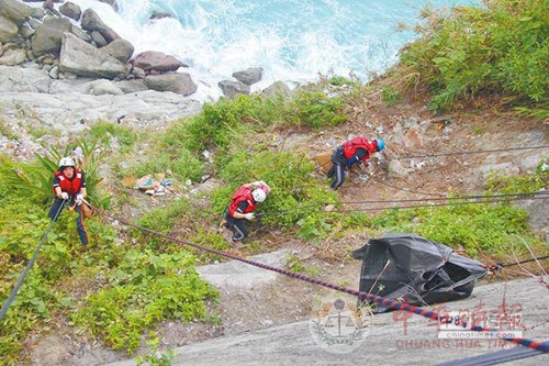 台东奇景“清水断崖”布满垃圾 垂降志愿者捡600斤