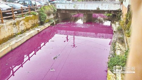 工厂排放废水 台湾桃园县现紫色河