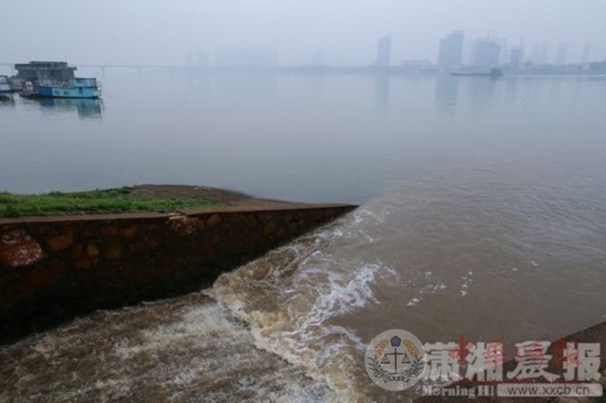大雨加速城内污水排湘江 但不影响自来水水质