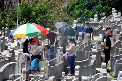 香港最热清明节无阻港人敬孝 市民顶烈日扫墓