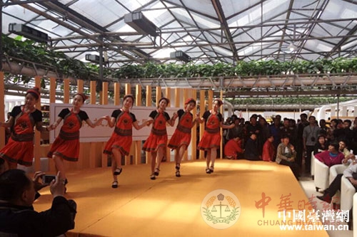 台湾馆内的高山族舞蹈表演