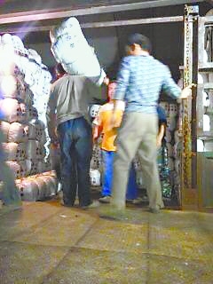 武汉市救灾专列明日上午抵拉萨 满载棉被睡袋驰援西藏