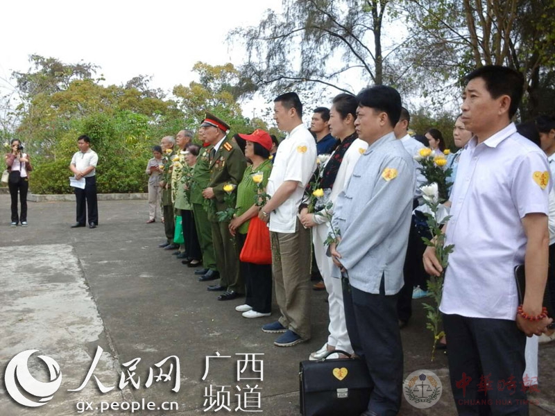 社会各界人士到徐汉林烈士陵园祭拜剿匪阵亡烈士