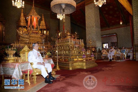 泰国国王普密蓬出席加冕65周年庆典