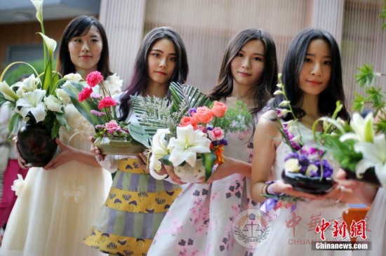 南京高校上演鲜花走秀演绎“爱与芬芳”