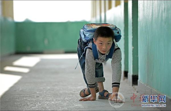 “蜗牛男孩”艰辛上学路：独自行走时只能爬行