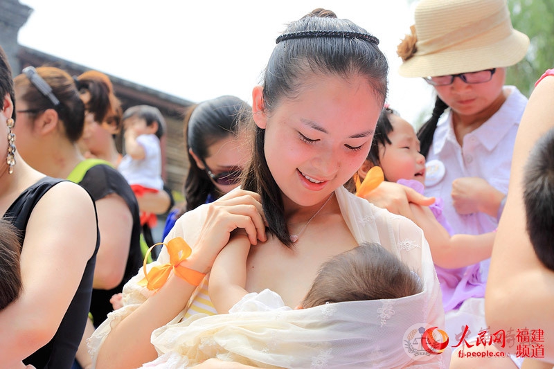 福州三坊七巷87名妈妈哺乳快闪 呼吁重视母乳喂养