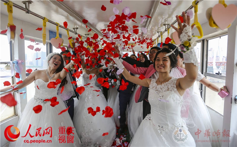 情定520 重庆9对新人长江索道举行“空中”婚礼