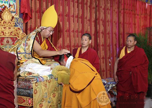 班禅接受藏传佛教高级学衔获得者朝拜