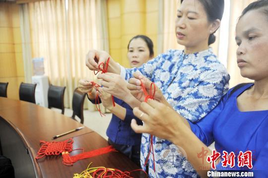 老挝青年南宁体验中国功夫 学制作中国结