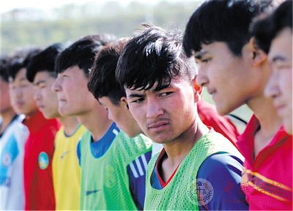 新疆少年足球队队员没钱买球鞋 光着脚打比赛