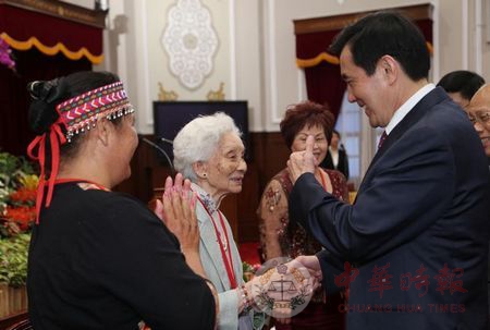 马英九（右）5月28日接见模范母亲代表暨眷属，向他们握手致意。来源：台湾“中央社”