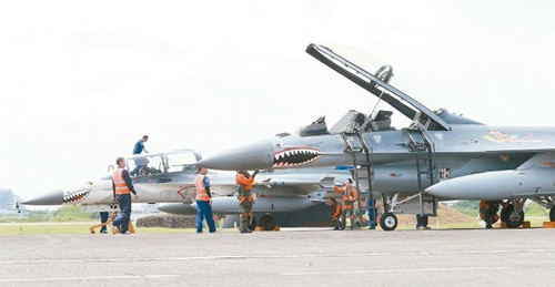 纪念抗战70周年 台湾空军重现飞虎队彩绘机
