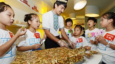 新疆小伙卖切糕月入超50万 曾为灾区捐万斤