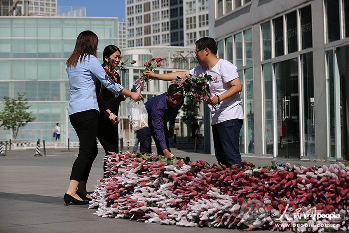 “钢丝善行团”街头赠送5万支玫瑰缅怀“钢丝”