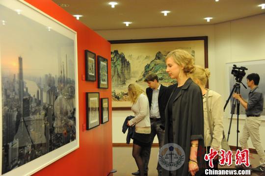 中国驻德国大使馆为“飞跃中国”摄影展开幕