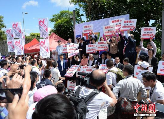 快讯：香港特区行政长官普选方案提交立法会审议
