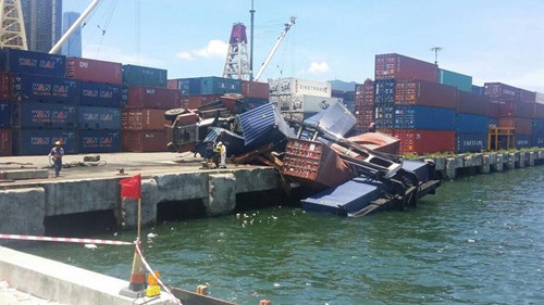 香港深水埗发生工业意外 吊机翻侧将货柜推落海中