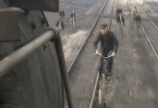 抗日雷剧被指“编剧太会玩” 骑自行车拦火车