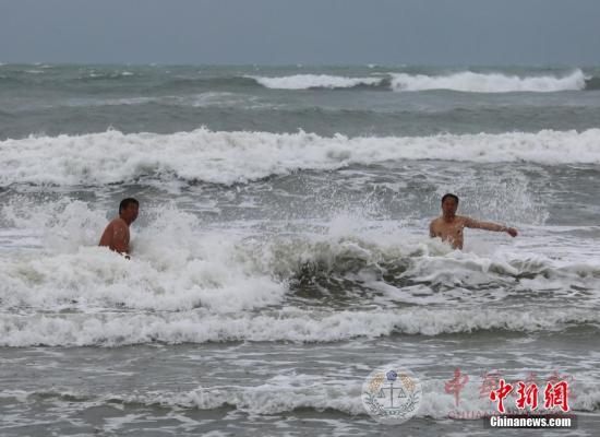 台风“鲸鱼”逐渐移离香港 仍有狂风骤雨