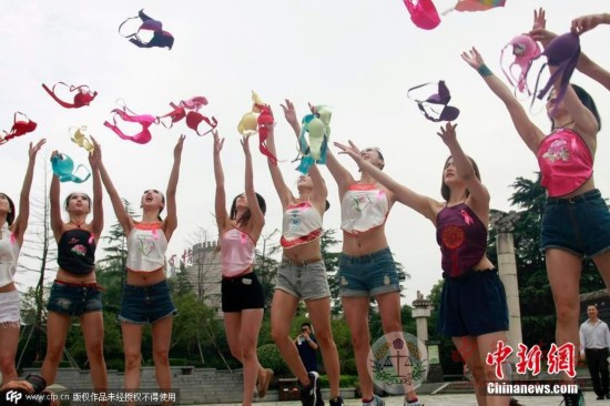 杭州众美女抛胸罩呼吁关注乳腺健康