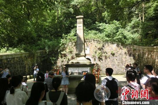 两岸记者与学生代表一起到陆军七十三军抗战阵亡将士公墓前祭奠先烈。 邓霞 摄