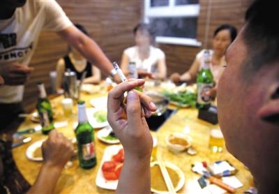 北京市控烟条例实施满月 部分餐厅食客吸烟常见