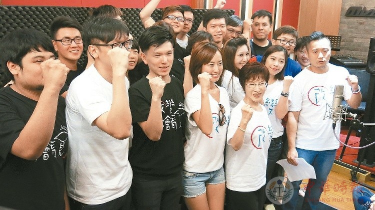 国民党准2016参选人洪秀柱（前排右二）的志工蜗牛团，打造“台湾秀”tumblr网页　