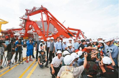 台风导致台造船史最大货轮撞码头 损失超十亿台币
