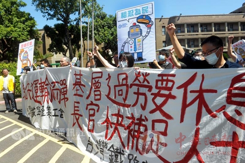 台铁产业工会赴台“行政院”抗议 要求给予合理工时