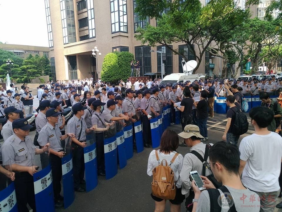 台湾劳工团体赴蔡英文住家抗议“一例一休”