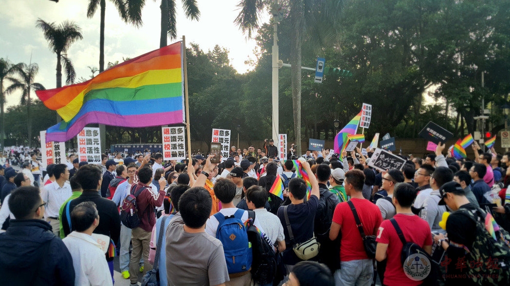 反同婚团体凯道陈情 挺同民众举彩虹旗对峙