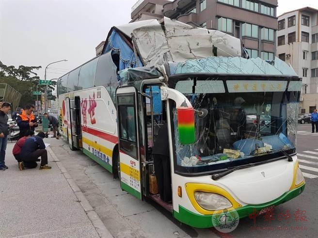 陆客游览车台湾再出意外 高雄撞桥墩21人伤