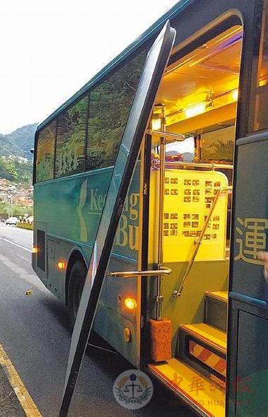 惊悚！台湾15岁女生公交车上嬉闹被推车外惨遭辗毙