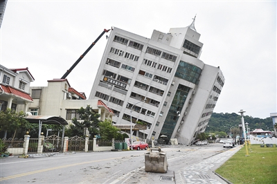 台湾强震造成重大灾损 大陆各界送去温暖